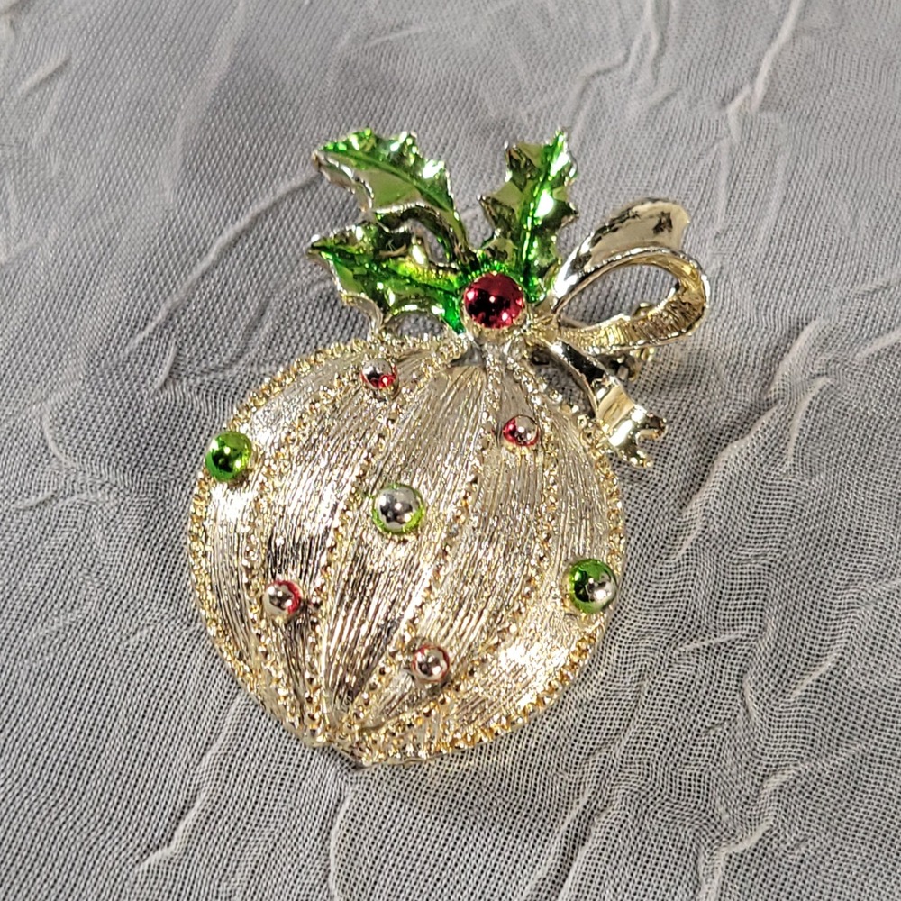 Gerrys Christmas Ornament Brooch Gold Holly Bow Enamel Vintage Holiday Pin